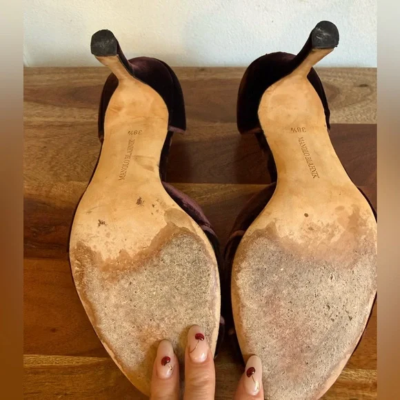 Brown velvet Manolo Blahnik pumps - Picture 3 of 6